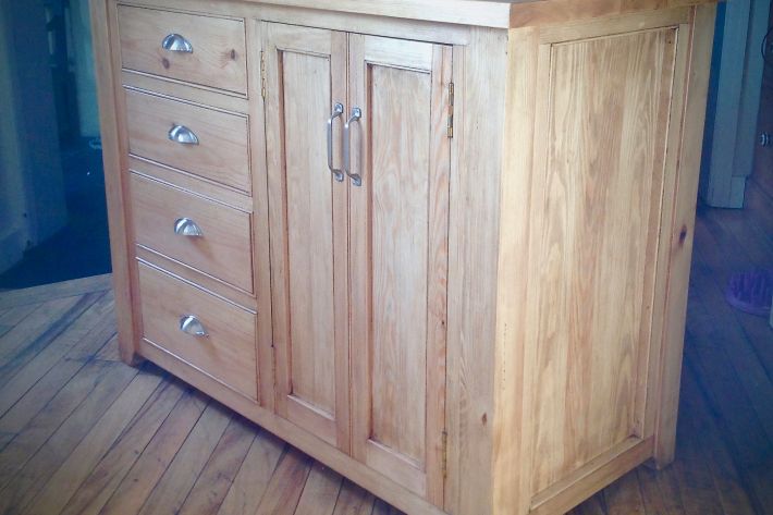 Kitchen cabinet in stained spruce and beech