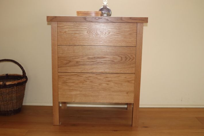 Chest of drawers in oak